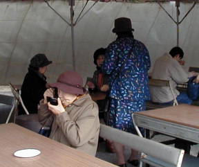 「七草祭」　寒い中、暖かい七草粥を食べる参拝客です。