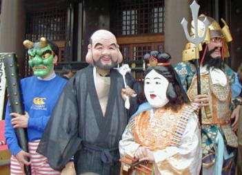 「節分祭−東長寺」　留学生による扮装です。