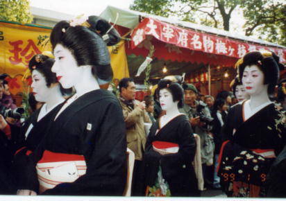 「十日恵比須」　あでやかな博多芸者の「徒歩詣り」です。